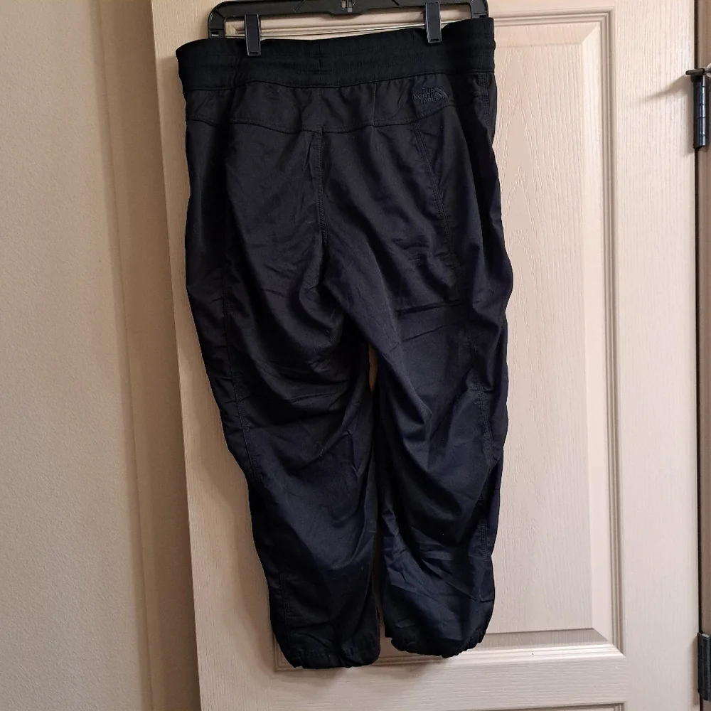 North Face Womens Large Capri Dance Pants Black Loose Comfortable - Picture 2 of 4